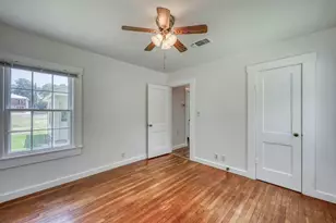 204 N Orange St, Fredericksburg, TX 78624 - Photo 9