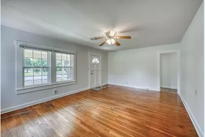 204 N Orange St, Fredericksburg, TX 78624 - Photo 9