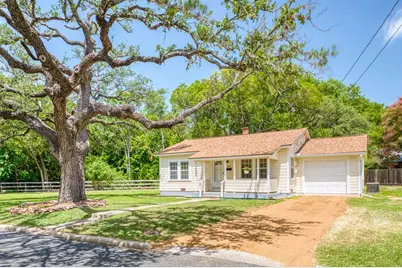 204 N Orange St, Fredericksburg, TX 78624 - Photo 1