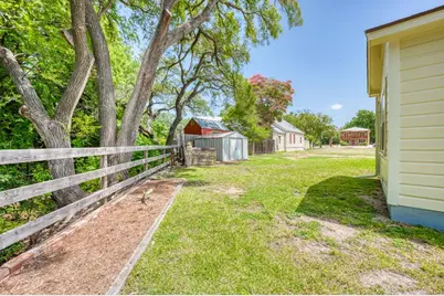 204 N Orange St, Fredericksburg, TX 78624 - Photo 25