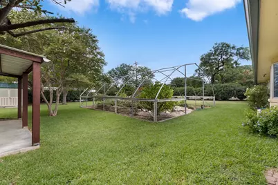 101 E Grothe St, Fredericksburg, TX 78624 - Photo 11