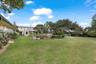 101 E Grothe St, Fredericksburg, TX 78624 - Photo 9