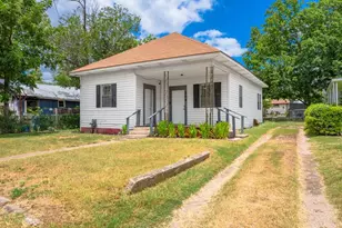 204 Davis St, Kerrville, TX 78028 - Photo 1