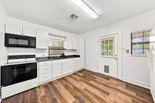 204 Davis St, Kerrville, TX 78028 - Photo 5
