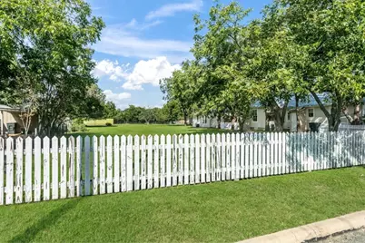 408 Fulton St, Fredericksburg, TX 78624 - Photo 3
