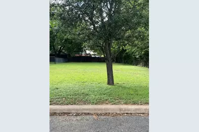 414 Plum St, Fredericksburg, TX 78624 - Photo 3