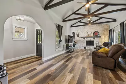 1009 W Main St, Kerrville, TX 78028 - Photo 9
