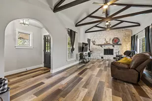 1009 W Main St, Kerrville, TX 78028 - Photo 9