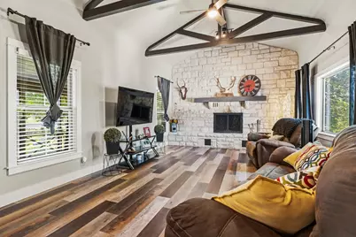 1009 W Main St, Kerrville, TX 78028 - Photo 7