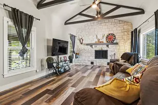 1009 W Main St, Kerrville, TX 78028 - Photo 7