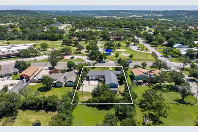 1009 W Main St, Kerrville, TX 78028 - Photo 3