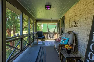 1009 W Main St, Kerrville, TX 78028 - Photo 5