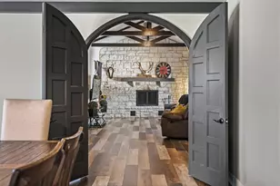 1009 W Main St, Kerrville, TX 78028 - Photo 5