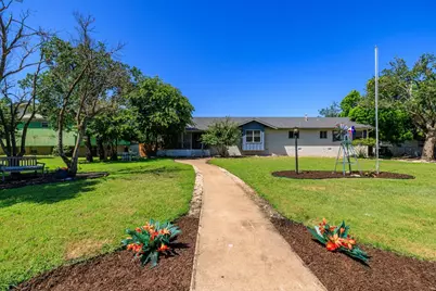 1009 W Main St, Kerrville, TX 78028 - Photo 1