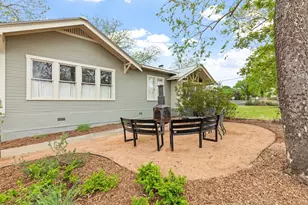 215 E Travis St, Fredericksburg, TX 78624 - Photo 19