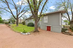 215 E Travis St, Fredericksburg, TX 78624 - Photo 25