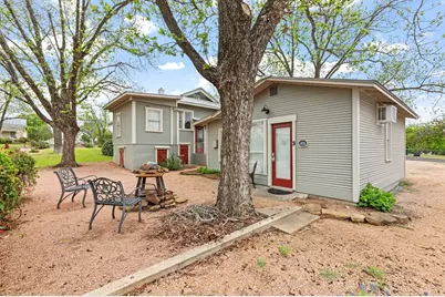 215 E Travis St, Fredericksburg, TX 78624 - Photo 27