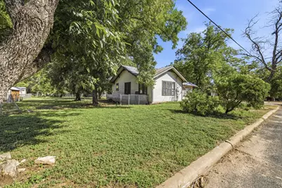 420 Plum St, Fredericksburg, TX 78624 - Photo 3