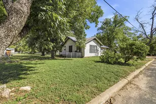 420 Plum St, Fredericksburg, TX 78624 - Photo 3