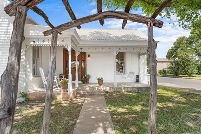 307 S Creek St, Fredericksburg, TX 78624 - Photo 3