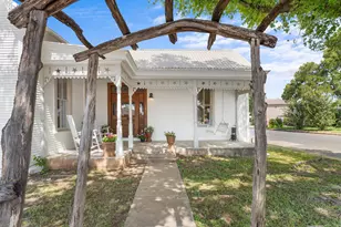 307 S Creek St, Fredericksburg, TX 78624 - Photo 3