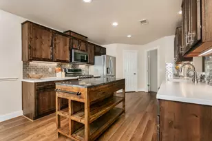 201 E Creekview Dr, Fredericksburg, TX 78624 - Photo 3