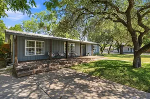 912 SE Apple St, Fredericksburg, TX 78624 - Photo 3