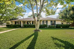 208 Edgewood Dr, Fredericksburg, TX 78624 - Photo 3