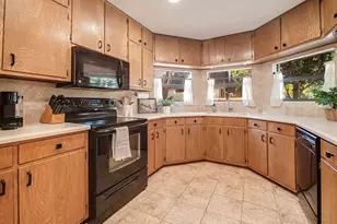 405 Sunset St, Fredericksburg, TX 78624 - Photo 9