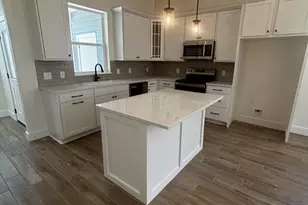 802 S Creek St, Fredericksburg, TX 78624 - Photo 5