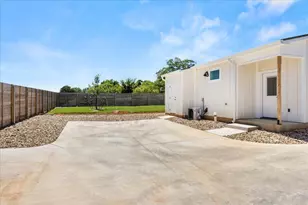 802 S Creek St, Fredericksburg, TX 78624 - Photo 23