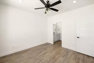 802 S Creek St, Fredericksburg, TX 78624 - Photo 15