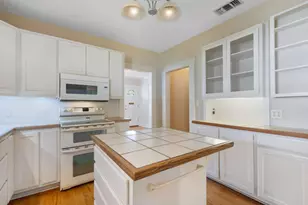 217 W Morse St, Fredericksburg, TX 78624 - Photo 11