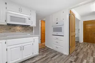 463 Summit Cir, Fredericksburg, TX 78624 - Photo 11