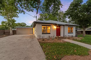 318 W Hackberry St, Fredericksburg, TX 78624 - Photo 3