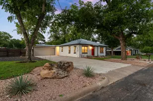 318 W Hackberry St, Fredericksburg, TX 78624 - Photo 1