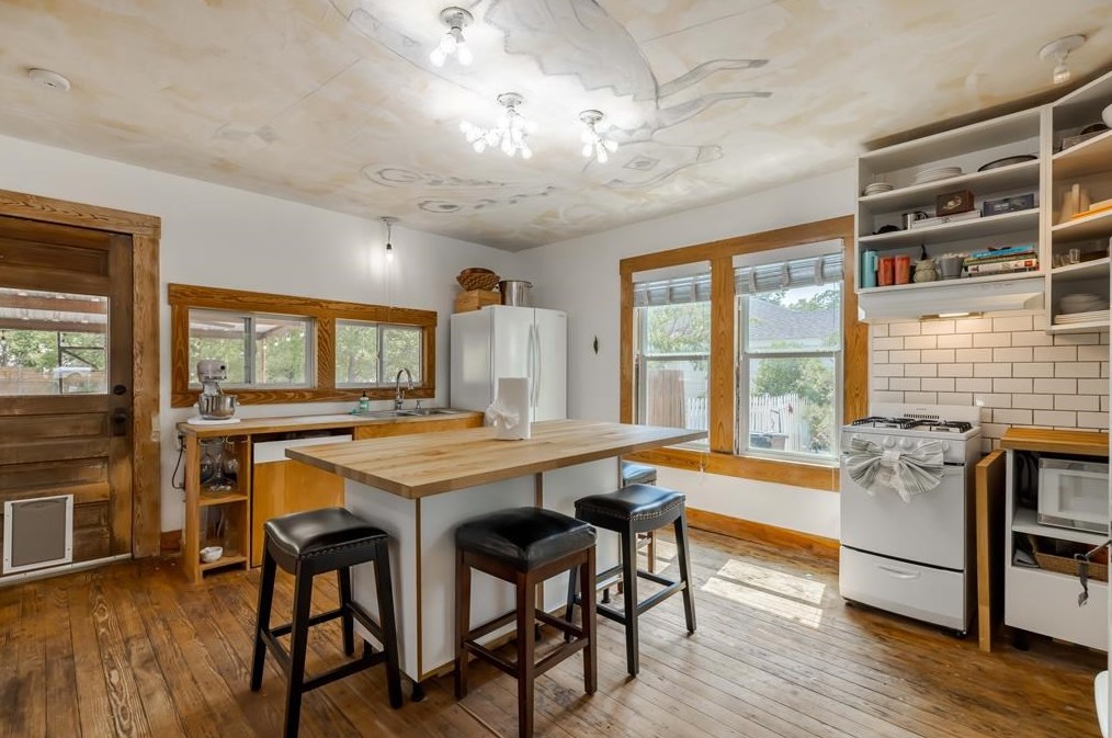 712 Austin St, Fredericksburg TX  78624-4804 exterior