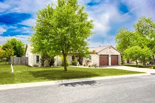 605 Persimmon Ct, Fredericksburg, TX 78624 - Photo 3