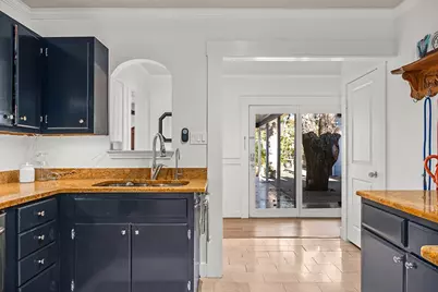 206 W Burbank St, Fredericksburg, TX 78624 - Photo 13