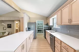 305 N Elk St, Fredericksburg, TX 78624 - Photo 9