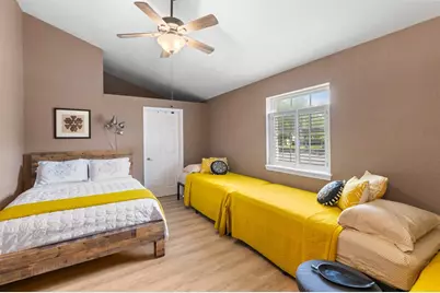 305 N Elk St, Fredericksburg, TX 78624 - Photo 15