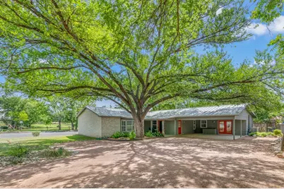 305 N Elk St, Fredericksburg, TX 78624 - Photo 3