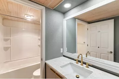 305 N Elk St, Fredericksburg, TX 78624 - Photo 17