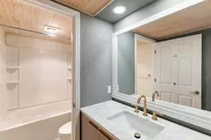 305 N Elk St, Fredericksburg, TX 78624 - Photo 17