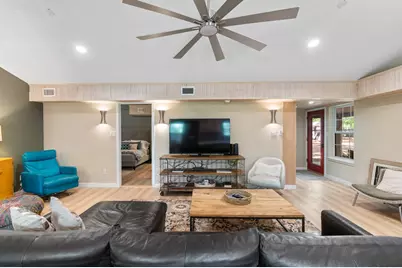 305 N Elk St, Fredericksburg, TX 78624 - Photo 7