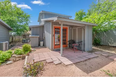 305 N Elk St, Fredericksburg, TX 78624 - Photo 23