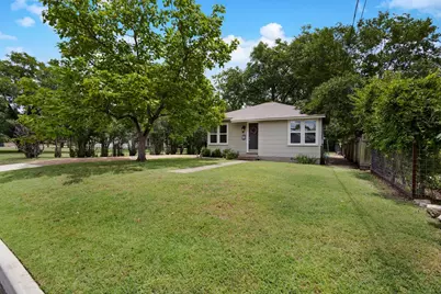 305 S Bowie, Fredericksburg, TX 78624 - Photo 5