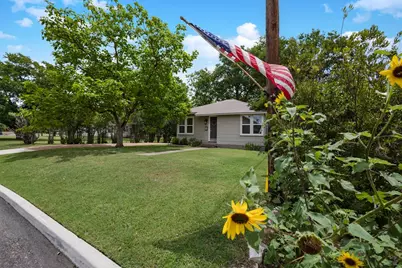 305 S Bowie, Fredericksburg, TX 78624 - Photo 3