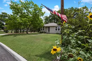 305 S Bowie, Fredericksburg, TX 78624 - Photo 3