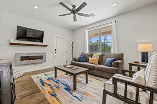 502 S Eagle St, Fredericksburg, TX 78624 - Photo 5